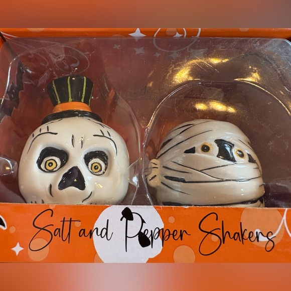 Spooky Skull and Mummy Salt and Pepper Shakers - Picture 1 of 2